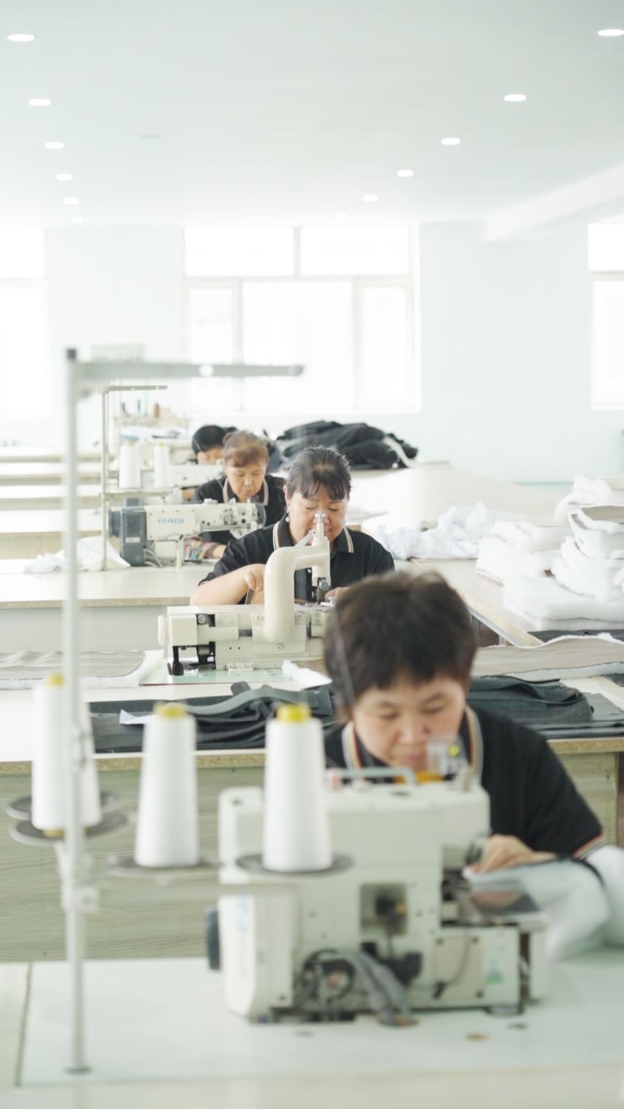 缝纫车间双针明线缝制沙发皮套