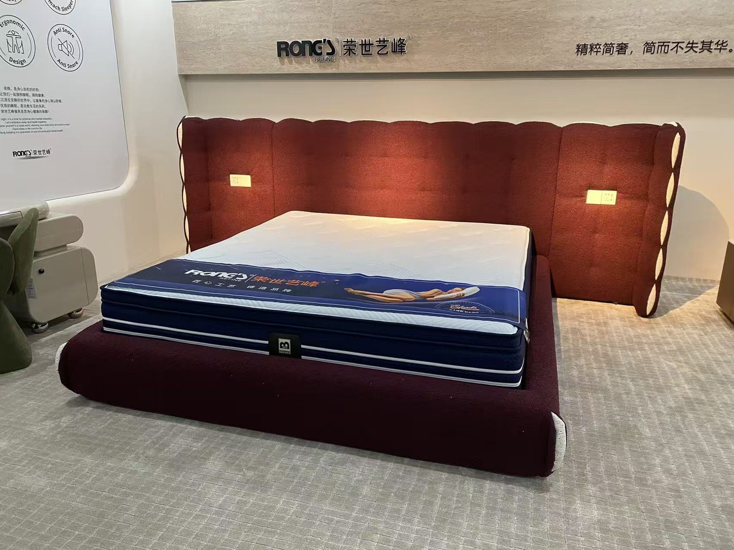 意式极简布艺软床——展厅酒红色布艺软包床实拍