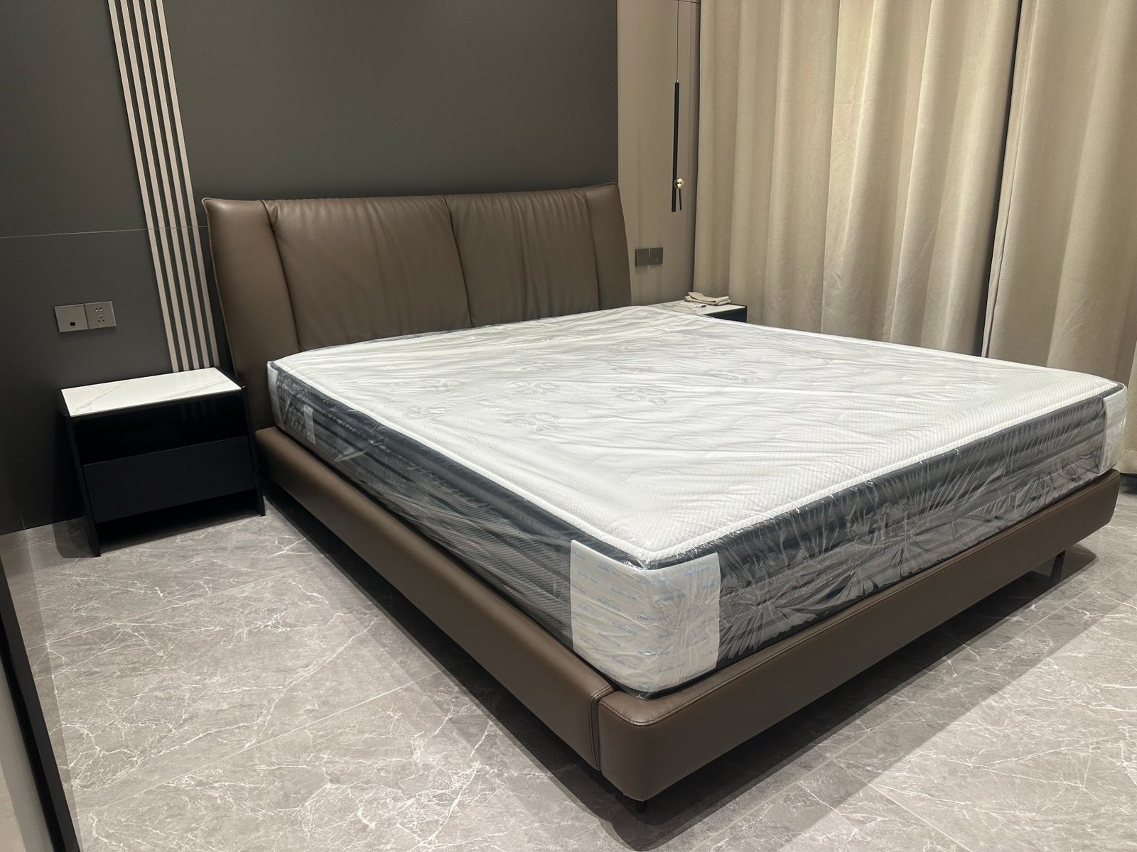 齐边软包床——棕色皮艺齐边软包大床实拍